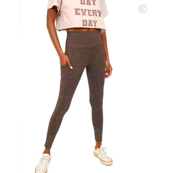 Offline By Aerie The Hugger Ribbed Pocket Legging in Relic - Picture 3 of 9